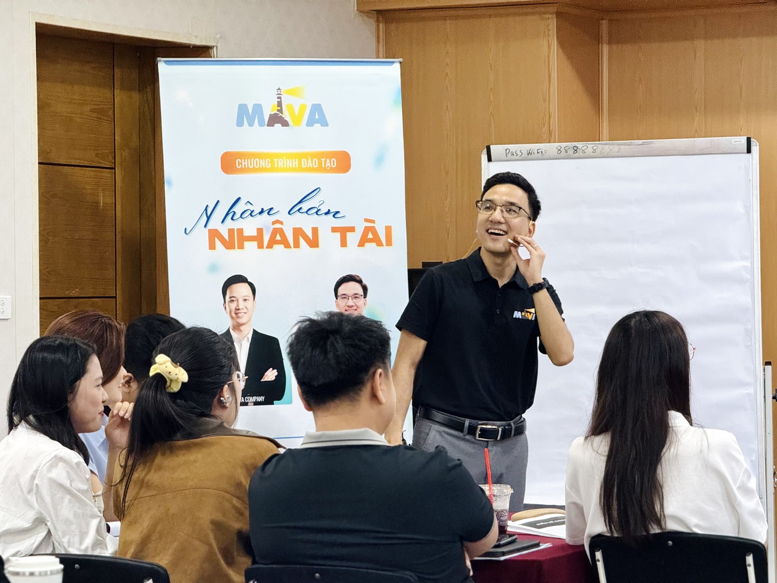 Trainer Nguyễn Anh Việt trao đổi với học viên trong một lớp đào tạo của MAVA